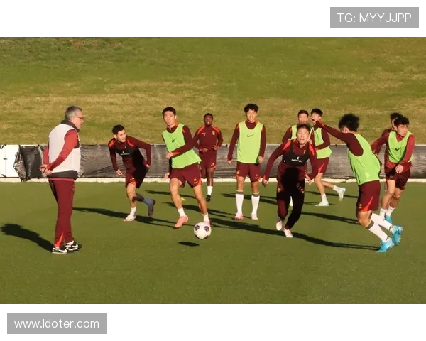 中国足球队迎战强敌,世界杯预选赛关键战役全力备战 中国足球队迎战强敌,世界杯预选赛关键战役全力备战